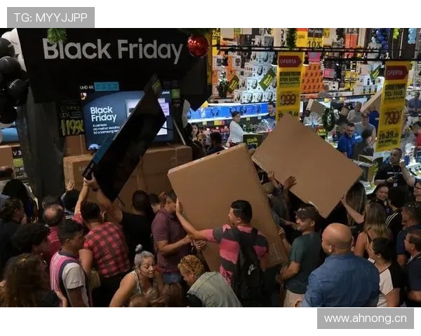 乔丹·汤普森训练完直接去超市抢购蛋白粉，结账时掏出一叠现金像在拍黑帮片